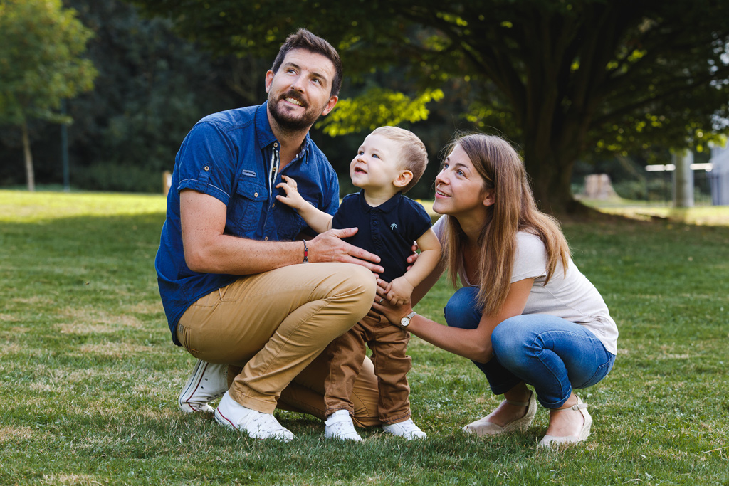 Portrait de famille en photographie couleur dans un cadre naturel