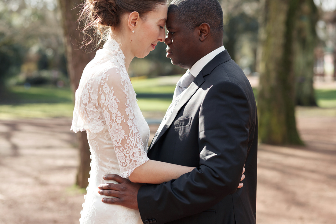 photographe professionnel mariage Lille La Madeleine Lambersart. Séance portrait couple, préparatifs de la mariée et réception vin d'honneur au domaine en petit comité. Photographe spécialisé mariages à Wambrechies.