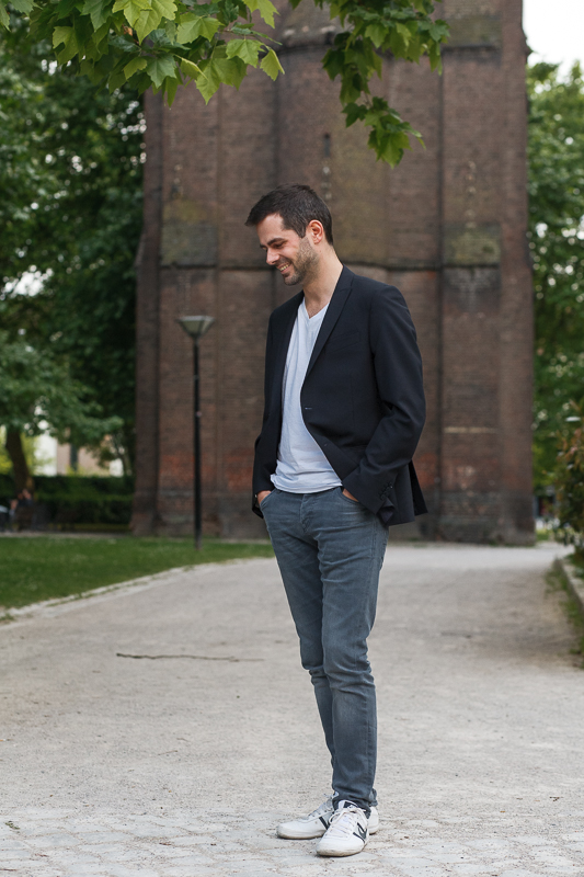 Portrait en pied homme seul dans un parc urbain