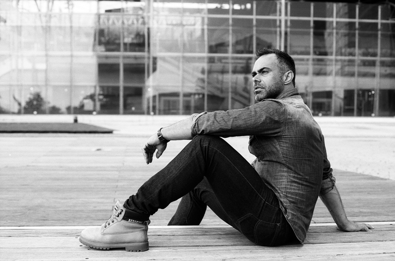 Portrait homme style urbain sportif et élégant. Photographie noir et blanc sur film. Portrait à Lille.