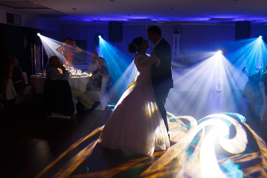 Soirée dansante jeu de lumière photographe mariage La Motte Fénelon