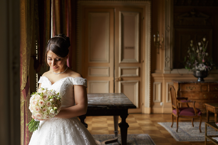 La mariée pensive dans l'un des salons du Château de La Motte Fénelon