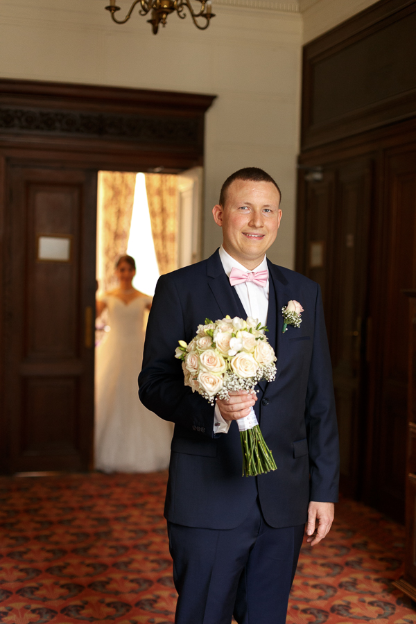 Remise du bouquet couloirs chateau Fenelon Cambrai Photographe mariage