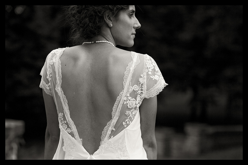 détails de la robe de mariée en noir et blanc. Shooting photo mariage préparatifs et After Day France