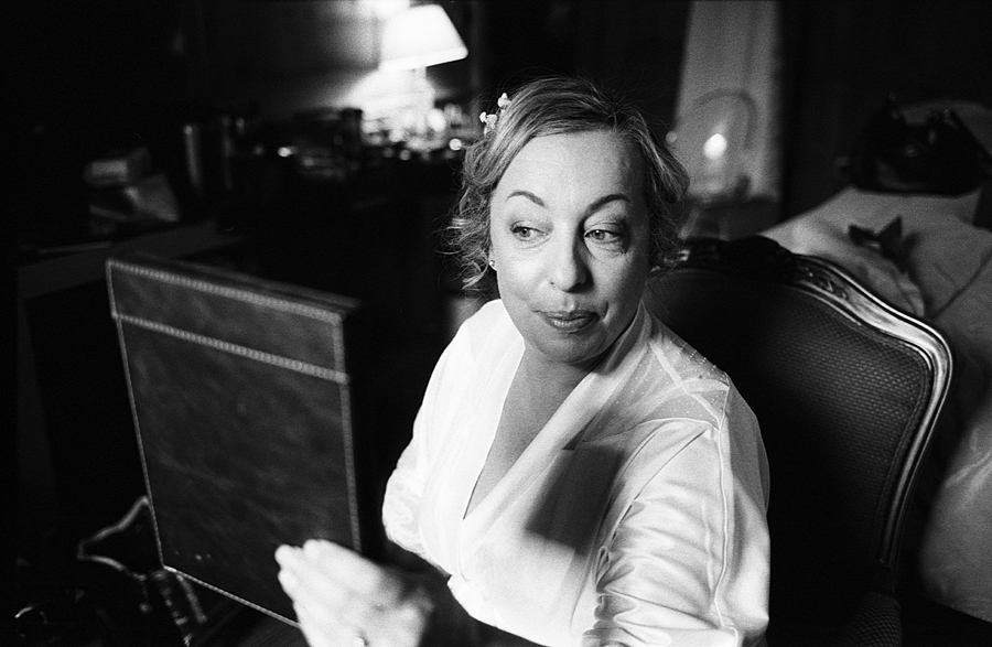 Photo argentique portrait de la mariée dans une chambre d'un hôtel de charme à Lille.