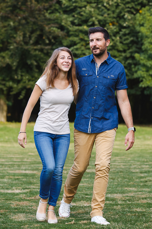 Moment complice lors d’une séance engagement au château de Wervicq – Photographe mariage naturel