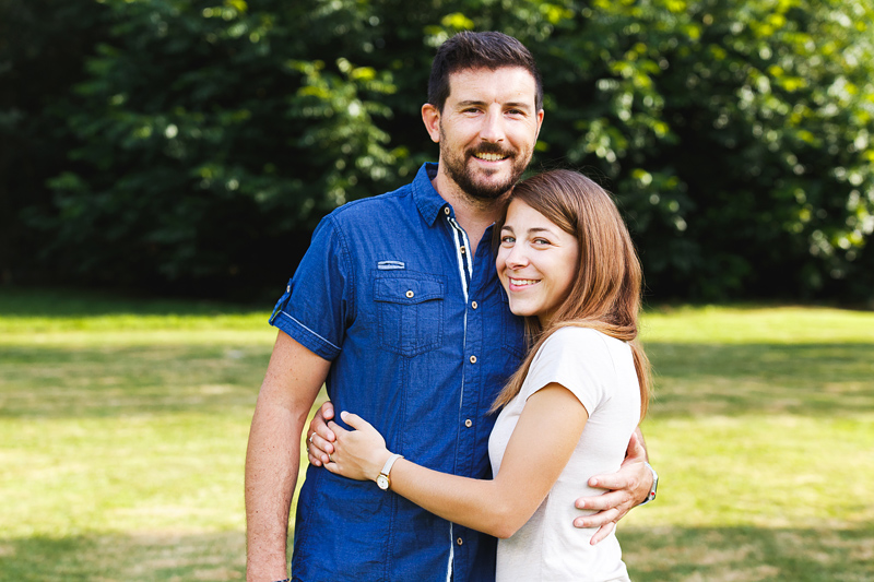 Future mariée dans les bras de son conjoint – séance photo décontractée Wervicq