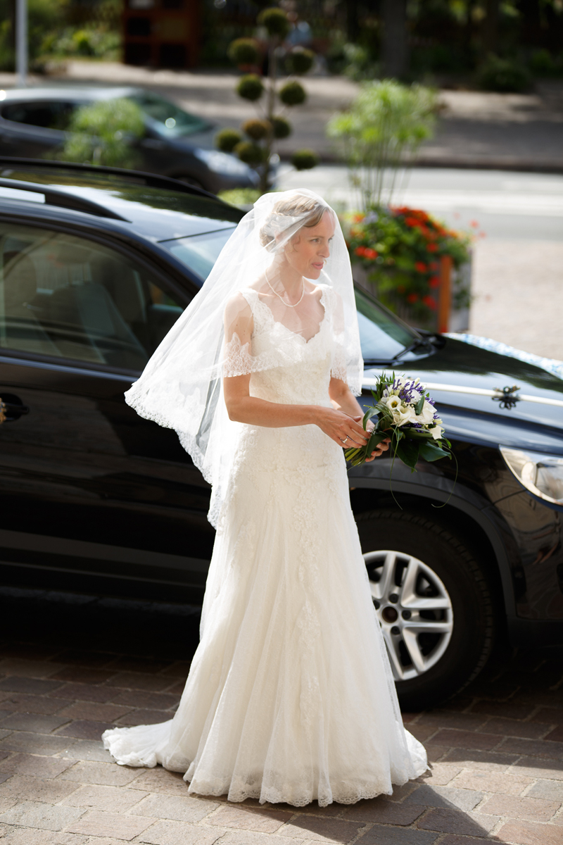 Arrivée de la mariée robe blanche et voile devant l'hôtel de ville de La Madeleine. Photos de mariage mairie église Nord.