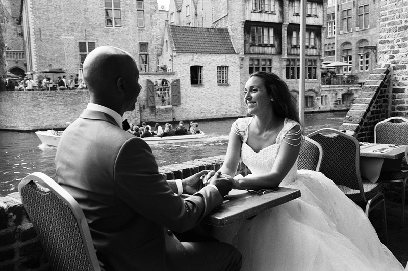 pause café entre amoureux Bruges Brugge Belgique photo couple noir et blanc Fred Laurent photographe mariage Nord Lille Belgique