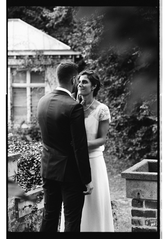 photos de couple marié en noir et blanc argentique à Lille et Hauts de France. Séance photo au parc du château de Cysoing.