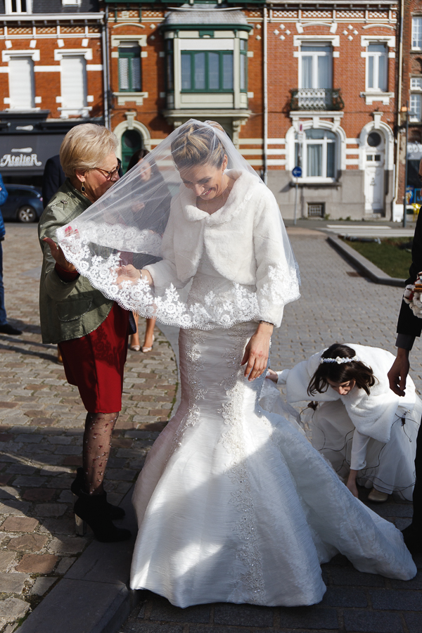mariée en robe princesse avec voile et boléro-photographe mariage d'hiver Bailleul Nord Lille