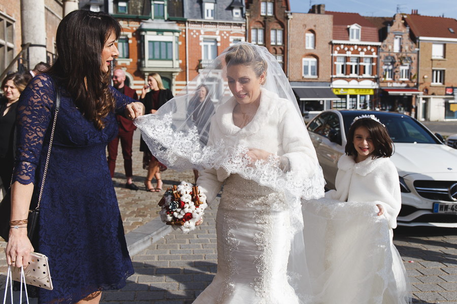 mariée en robe princesse avec voile et boléro-photographe mariage hivernal Bailleul Nord Lille