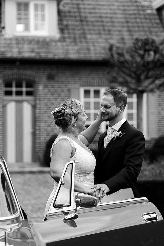 le noir et blanc véhicule des émotions différentes dans les photos de mariage. Photographe spécialisé noir et blanc Hauts de France