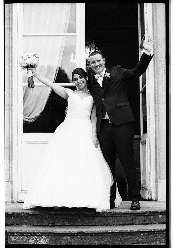 Photos de mariage en noir et blanc argentique à la sortie du château.