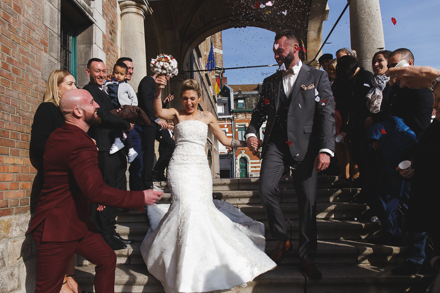 sortie mairie jeunes mariés sous le soleil-haie d'honneur et confettis-photographe mariage Bailleul Steenwerck Lille Flandres Hauts-de-France Nord