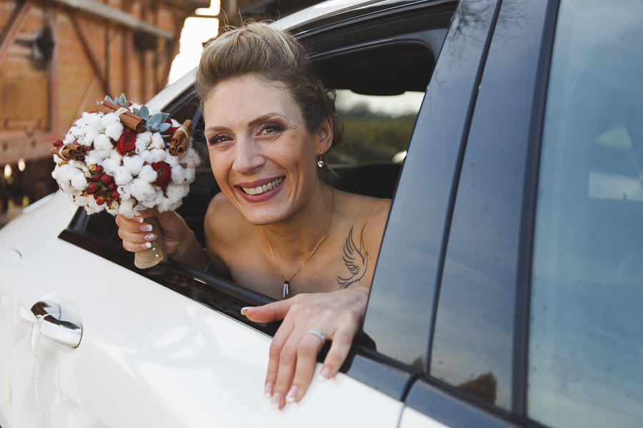 sourire de la mariée dans voiture-photographe mariage portrait Lille Nord Wambrechies Fred Laurent