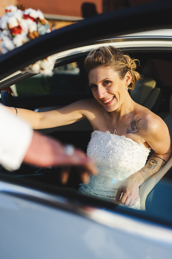 séance couple portrait mariée dans voiture-photographe pro Lille Fred Laurent