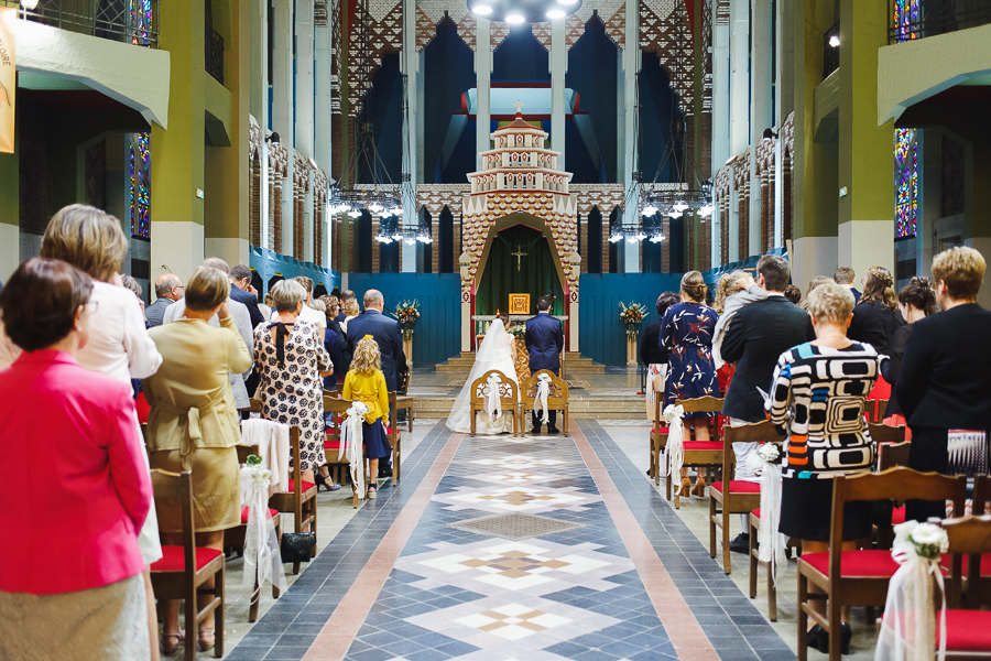 cérémonie mariage église Saint Chrysole Comines vue sur invités et mariés de dos photographe mariage Roncq Lille Nord Hauts de France