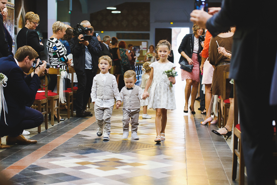 cérémonie religieuse Comines entrée des enfants d'honneur photographe mariage et famille Roncq Lille Nord Pas de Calais Hauts de France