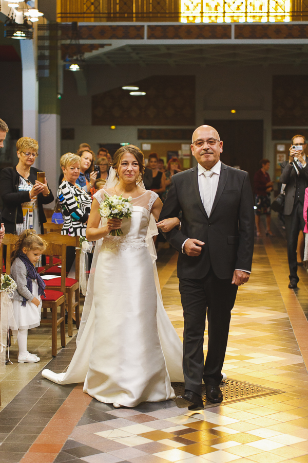 cérémonie religieuse Comines entrée église mariée au bras de son père_photographe mariage famille Lille Wambrechies Nord Pas de Calais Hauts de France