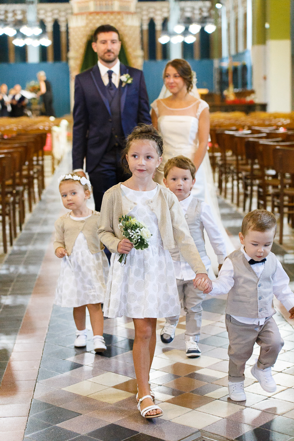 cérémonie religieuse Comines sortié des mariés et des enfants d'honneur photographe mariage et famille Roncq Lille Nord Pas de Calais Hauts de France