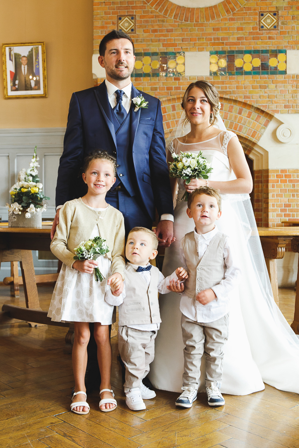 portrait couple et enfants d'honneur mairie de Comines France photographe mariage famille Nord Lille Douai Arras