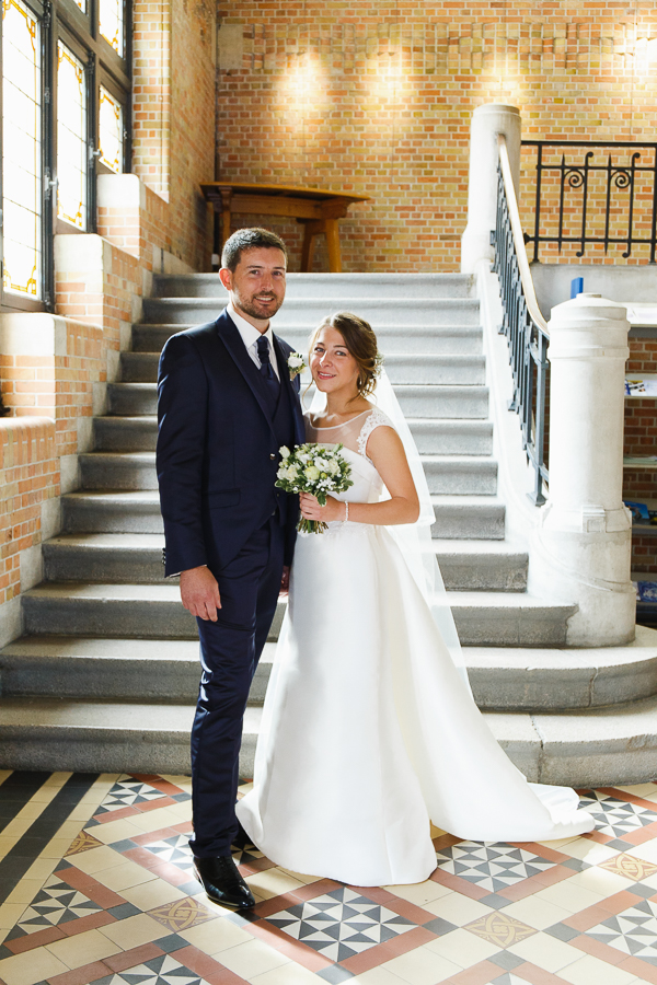 portrait couple fraîchement marié mairie de Comines photographe mariage famille Nord Lille Douai Arras