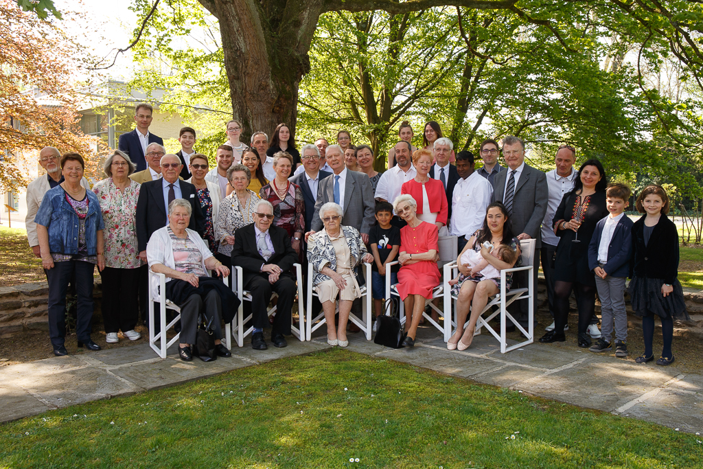 photo de groupe anniversaire de mariage à l'ombre d'un arbre dans le parc