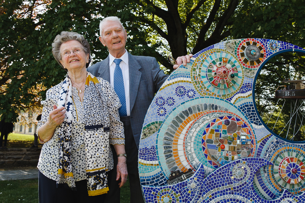 portrait du couple devant une sculpture  dans le parc du Manoir photo noces de diamant