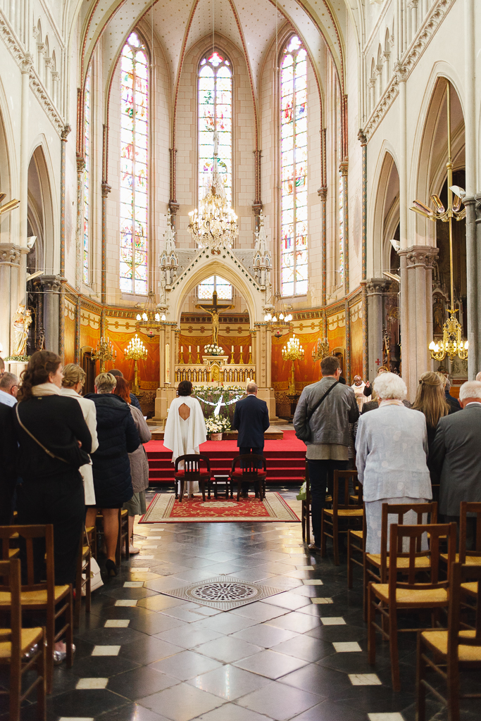 vue de dos sur couple et invités dans église Saint Vaast Wambrechies proche Lille Nord