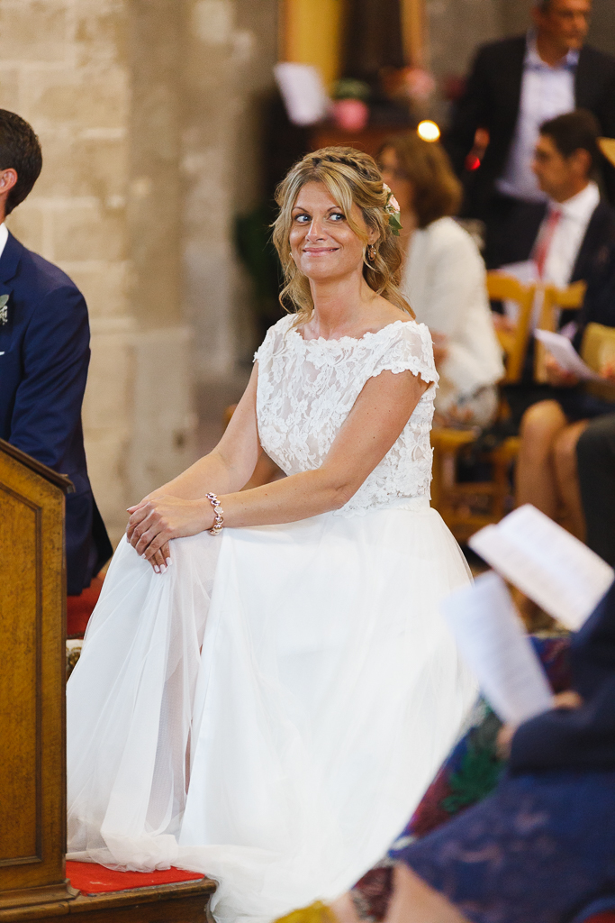 Le sourire complice de la mariée lors de la cérémonie religieuse à Boulogne