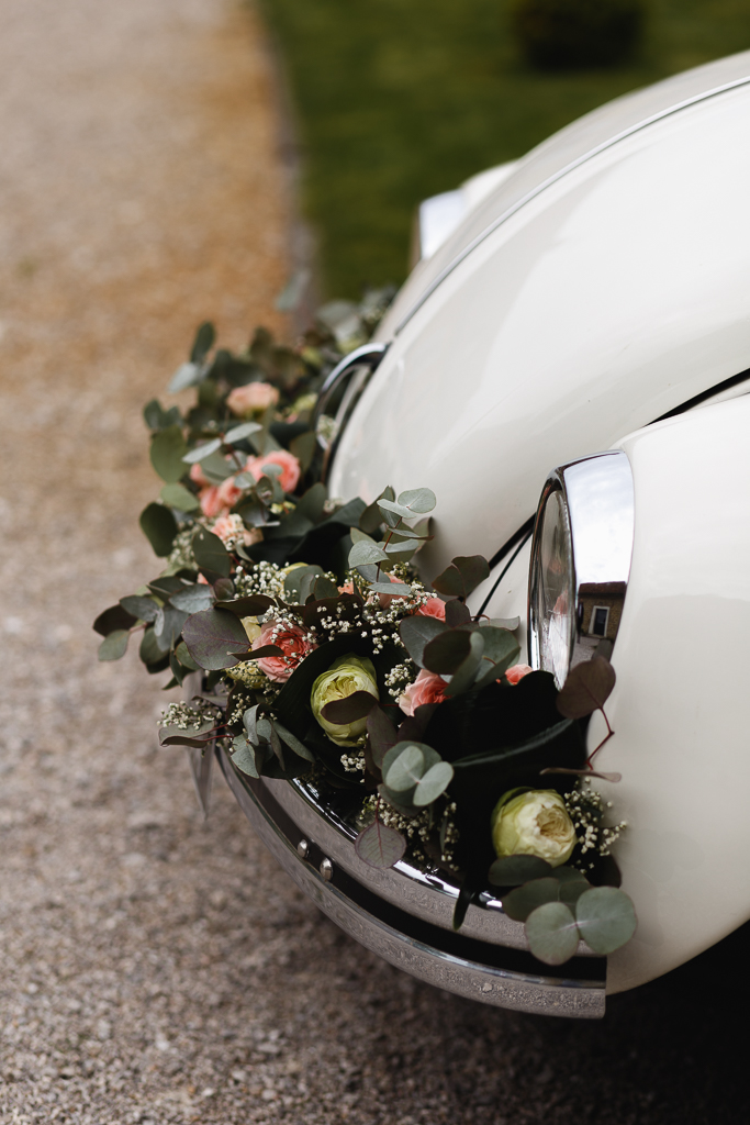 décoration florale de la voiture des mariés eucalyptus roses gypsophile