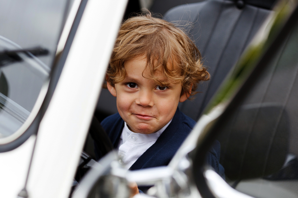 enfant d'honneur dans une cox blanche décapotable photographe mariage portrait événement Pas de Calais