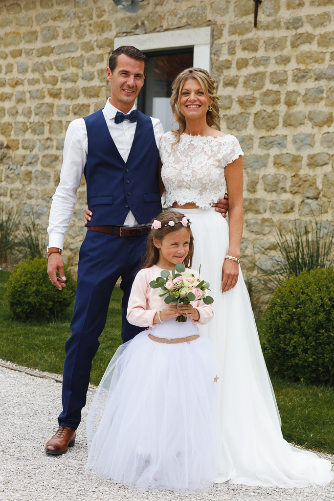 futurs époux et fille avec bouquet à la Magreville Bellebrune photographe mariage Lille Nord Boulogne