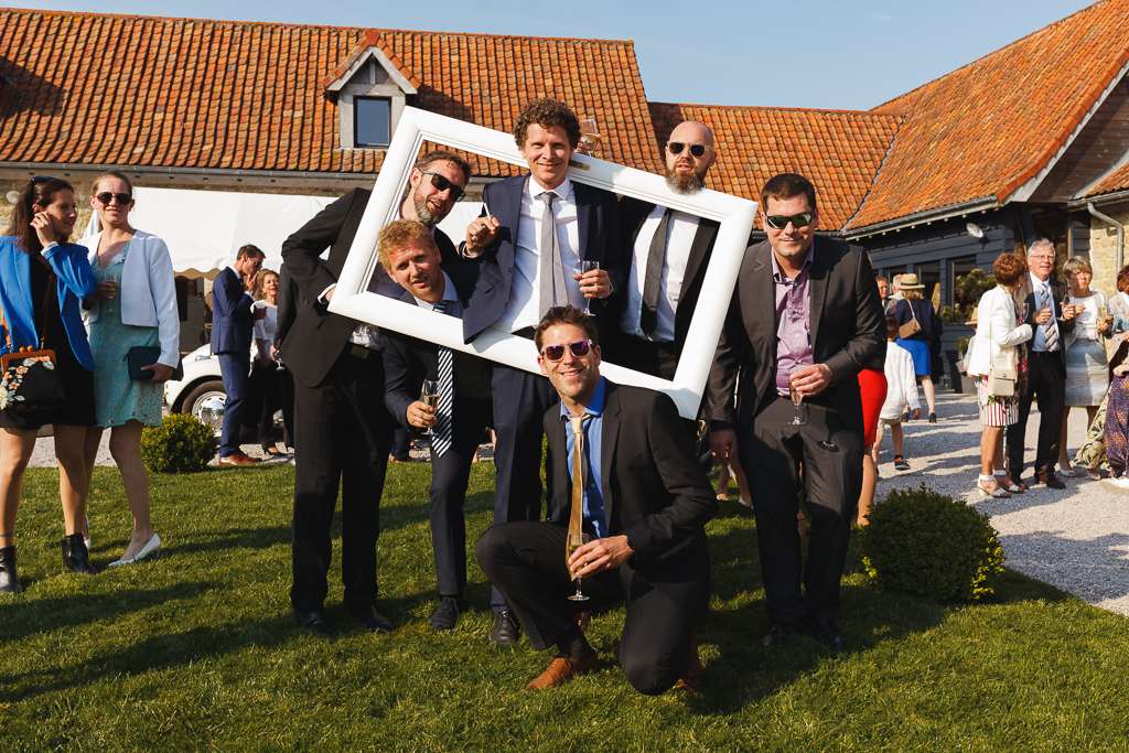 groupe de convives de mariage avec cadre blanc - Chacun s'est prêté au jeu des portraits de groupes dans une ambiance bon enfant