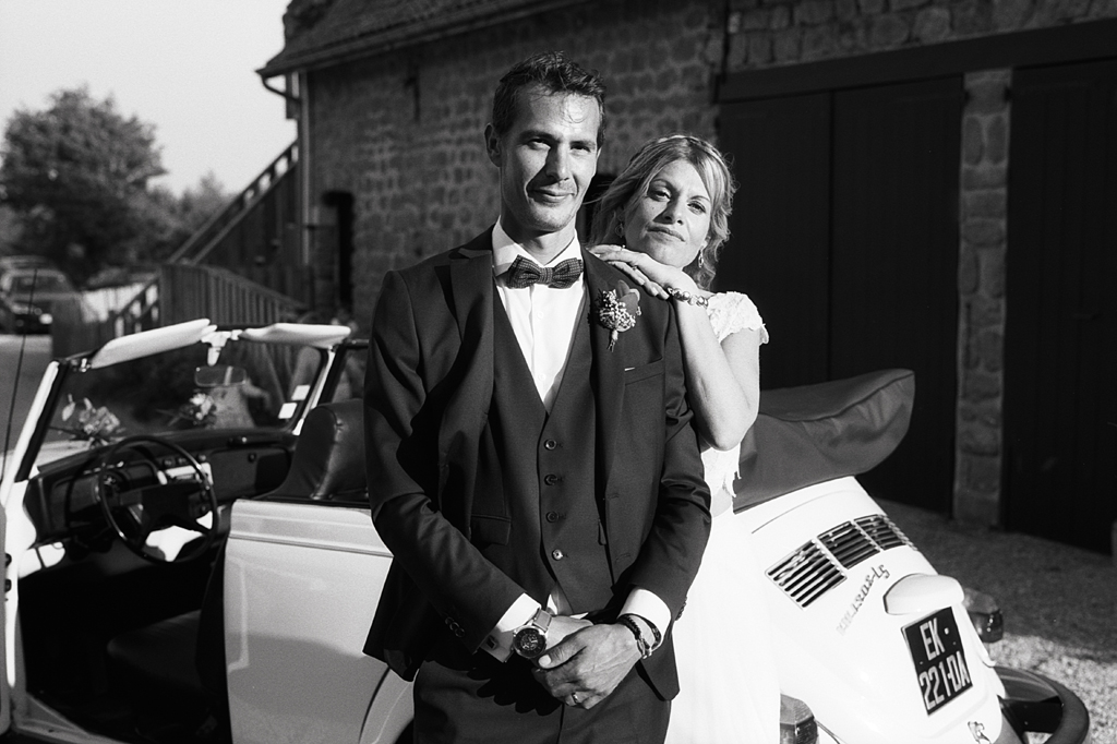 les mariés de La Magreville en noir et blanc reportage photo mariage Fred Laurent spécialisé argentique NB