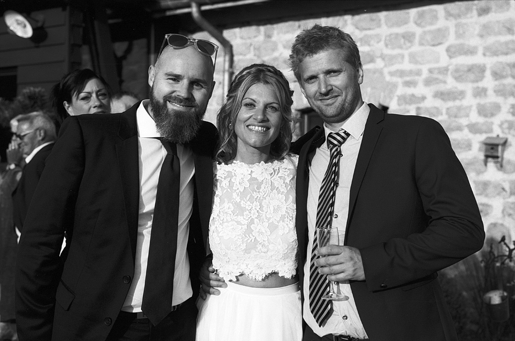 mariée et deux invités vin d'honneur photographe mariage noir et blanc argentique