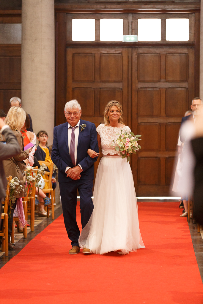 mariée et père entrée église tapis rouge photographe mariage Fred Laurent Nord Pas de Calais