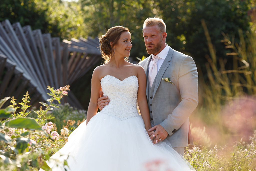Photos des mariés au jardin Mallet Stevens à Croix. Photographe professionnel Fred LAURENT