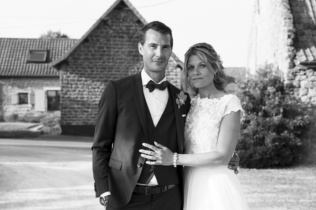 mariés à La Magreville Bellebrune photographe mariage noir et blanc Nord Pas de Calais