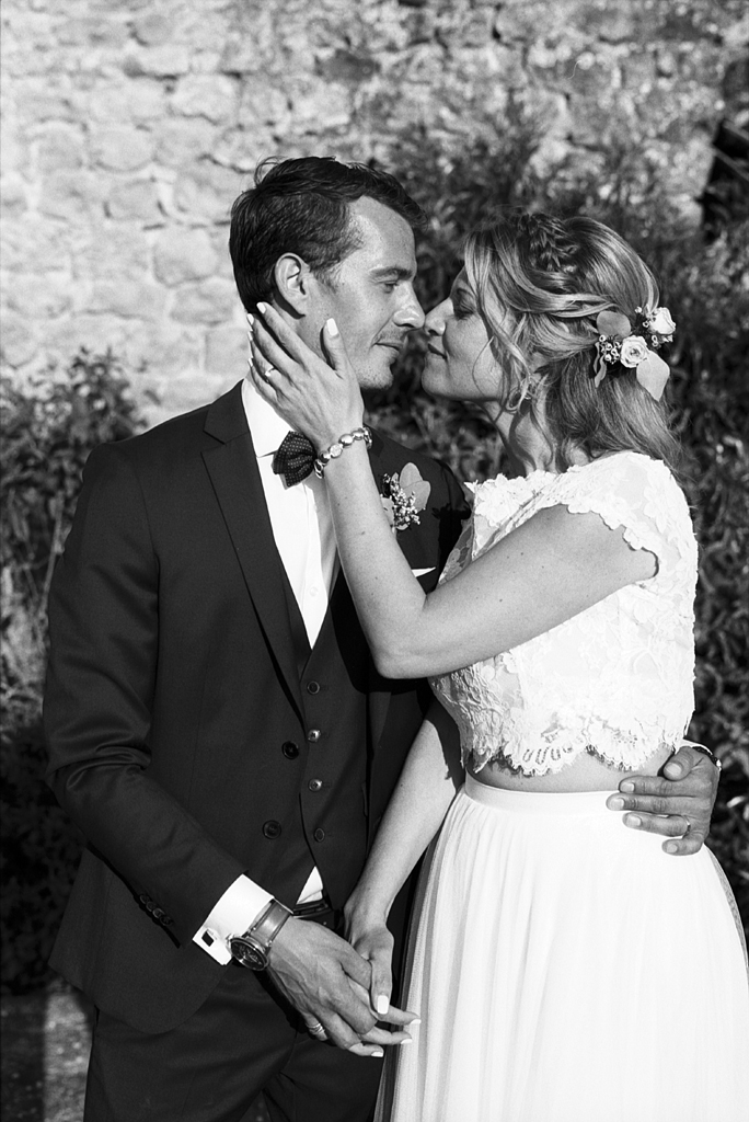 séance couple aux abords du domaine en noir et blanc argentique Fred Laurent photographe mariage événément Nord Hauts de France