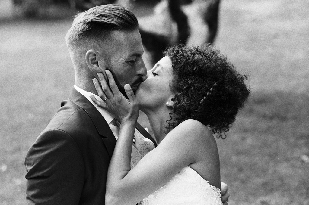 bisou des mariés portrait noir et blanc argentique photographe mariage pro