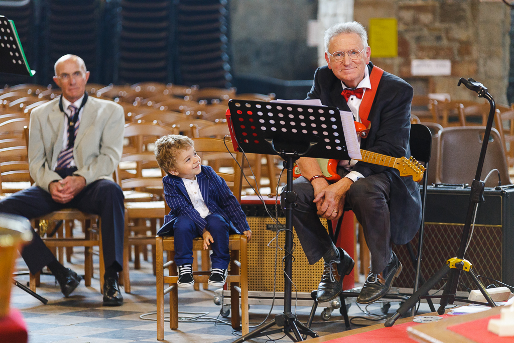 le guitariste et l'enfant lors de la célébration de mariage à l'église St-Nicholas à Boulogne-sur-Mer
