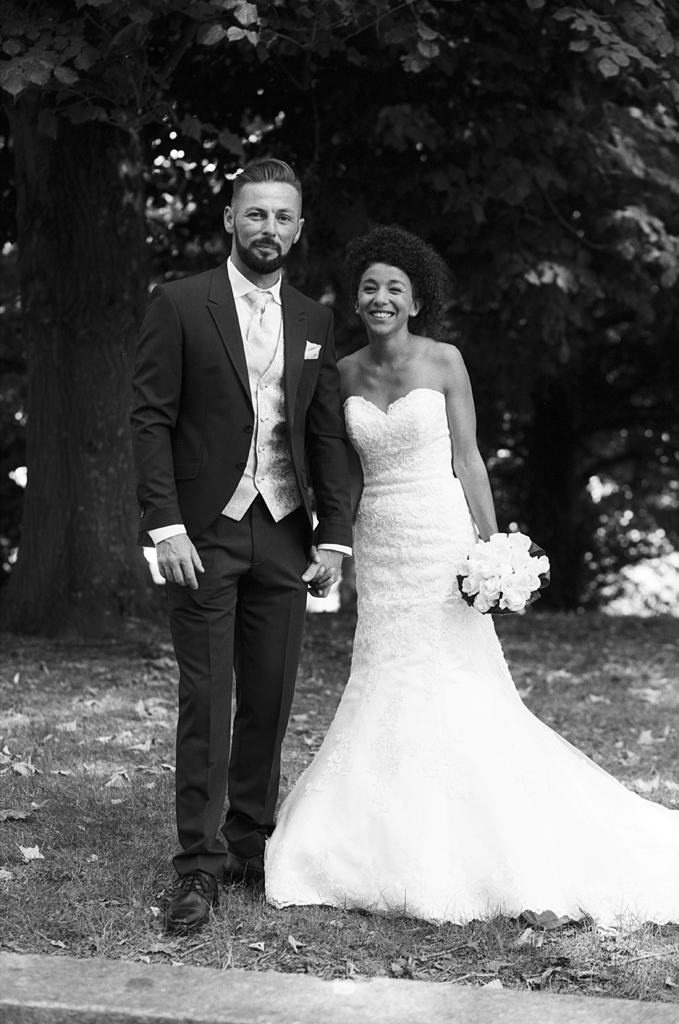couple maries en noir et blanc dans l artois photographe mariage pro specialise argentique