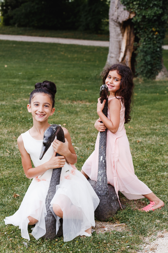 deux jeunes filles assises sur sculptures cygnes parc domaine chartreuse photo sur le vif mariage