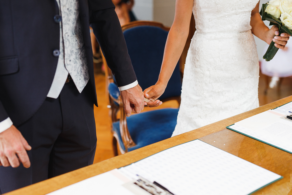 detail mariage civil hauts de france couple se tenant la main