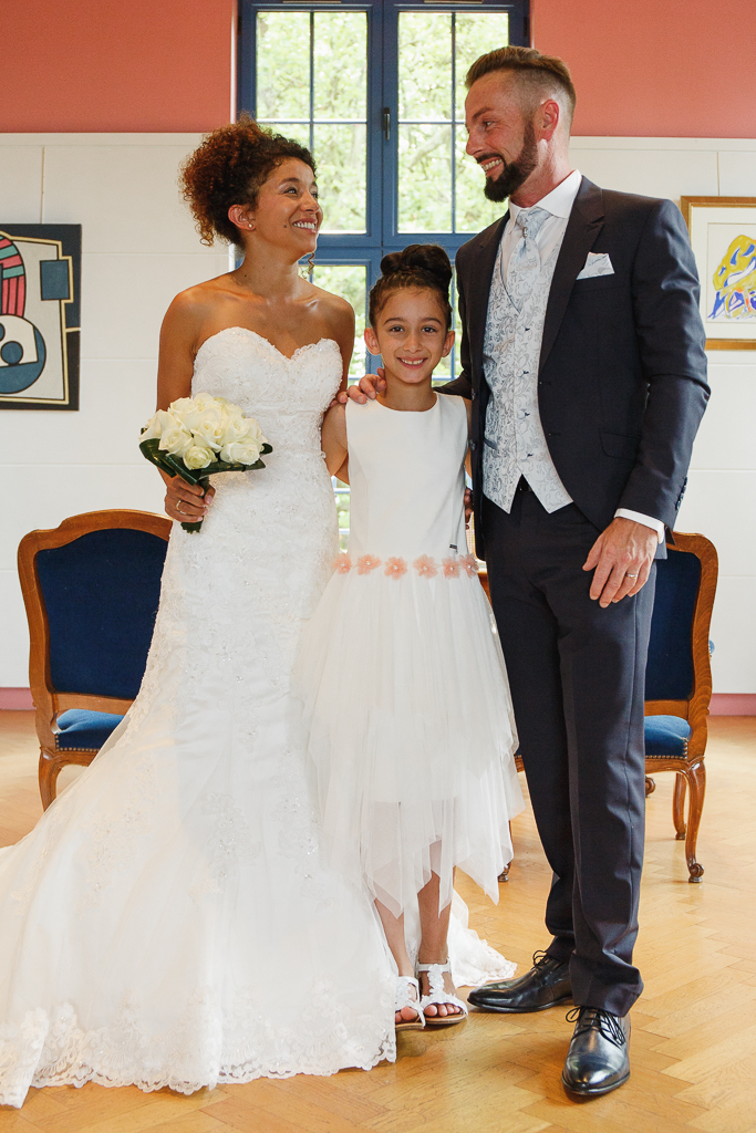 jeunes maries et leur fille grand sourire mairie hauts de france photographe portrait famille fred laurent