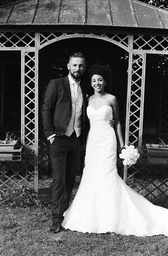 jeune couple devant pavillon parc photo mariage noir et blanc domaine de la chartreuse