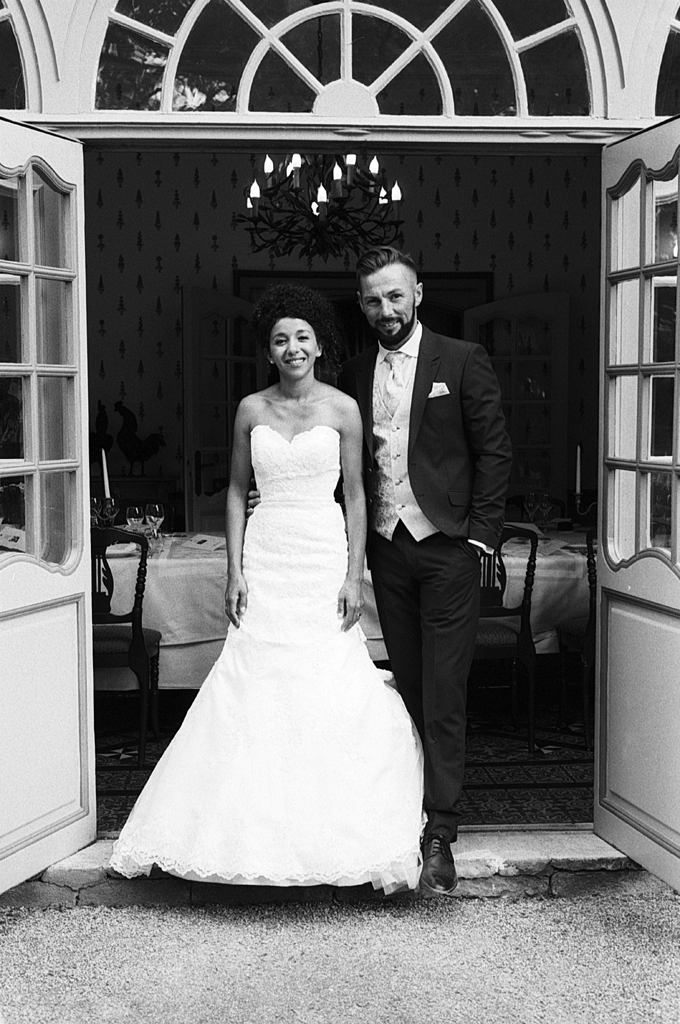 mariage au domaine de la chartreuse a Gosnay portrait noir et blanc jeune couple devant salle reception