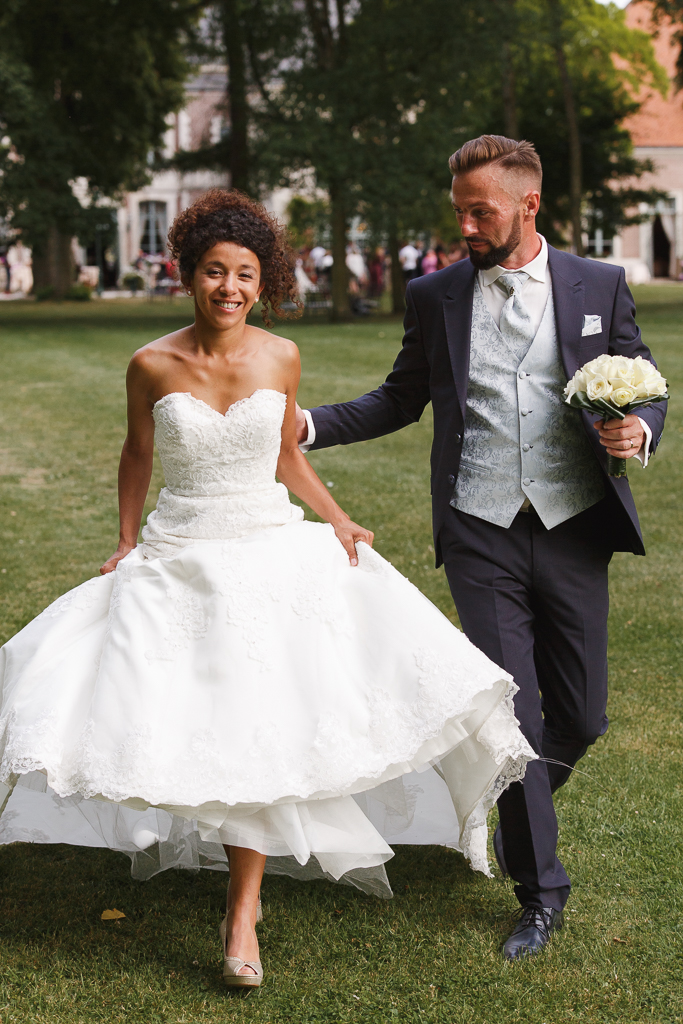 maries marchant dans parc mariage au domaine de la chartreuse a gosnay fred laurent photographe professionnel